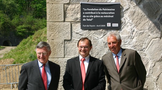 Monsieur le Maire et les repr�sentants de la Fondation Total et la Fondation du Patrimoine � l'inauguration du Fort